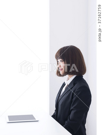 面接を受ける若いビジネスウーマン 面接を受ける若いビジネスウーマン 37162759