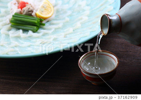 日本酒とふぐ刺し 37162909