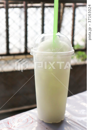 blended juice or lemon juice 37163024