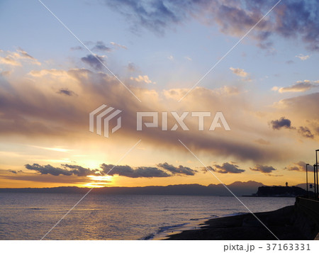 稲村ケ崎から眺める一月の夕日 37163331