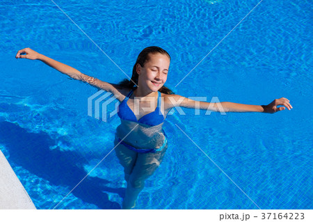 teen girl relaxing near swimming pool 37164223