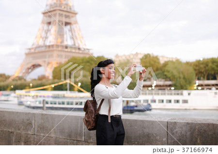 Blogger traveling, pretty lady shooting video 37166974