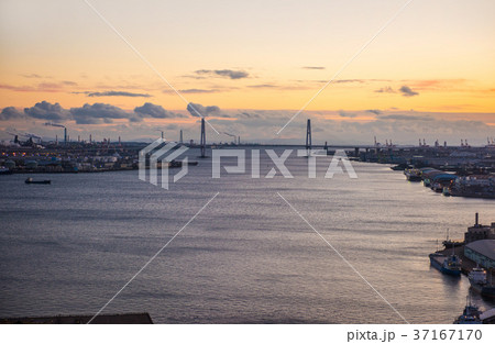 シートレインランドから名港トリトンを望む名古屋港の夕景 37167170