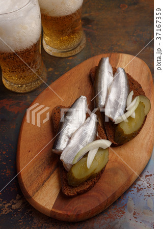 Sandwiches with smelt fish and beer Sandwiches with smelt fish and beer 37167359