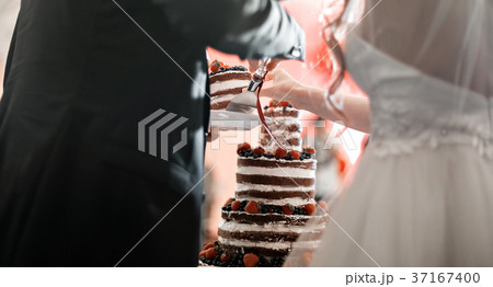 bride and groom cut the wedding cake. Round multi 37167400
