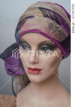 woman face of mannequin with wig in fashion store woman face of mannequin with wig in fashion store 37167405