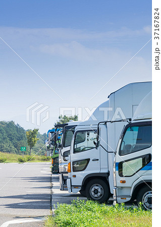 長距離トラック 休憩中 高速道路 サービスエリア 長距離トラック 休憩中 高速道路 サービスエリア 37167824