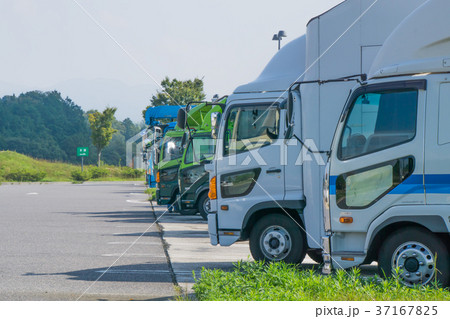 長距離トラック 休憩中 高速道路 サービスエリア 長距離トラック 休憩中 高速道路 サービスエリア 37167825