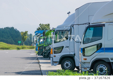 長距離トラック 休憩中 高速道路 サービスエリアの写真素材