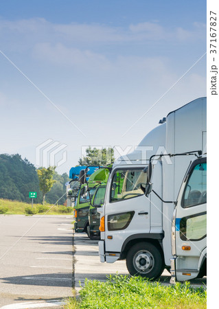 長距離トラック 休憩中 高速道路 サービスエリア 長距離トラック 休憩中 高速道路 サービスエリア 37167827