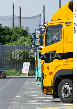 長距離トラック 休憩中 高速道路 サービスエリアの写真素材
