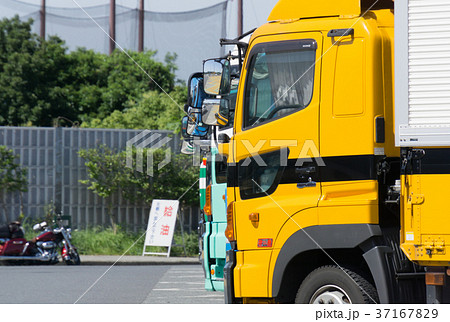 長距離トラック　休憩中　高速道路　サービスエリア 37167829