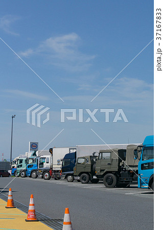 長距離トラック 休憩中 高速道路 サービスエリア 長距離トラック 休憩中 高速道路 サービスエリア 37167833