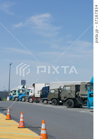 長距離トラック 休憩中 高速道路 サービスエリアの写真素材