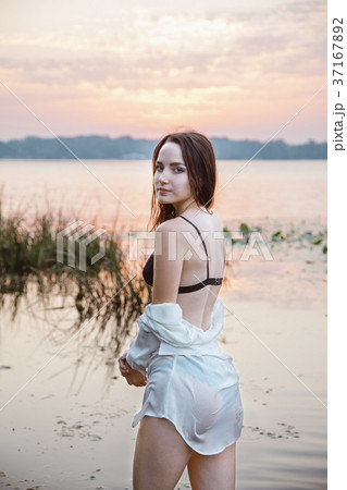 attractive girl 37167892