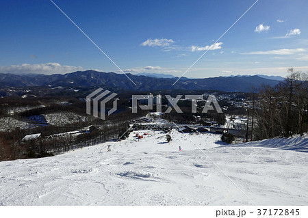 草津国際スキー場天狗山大斜面上部から見るベース付近と温泉街 37172845