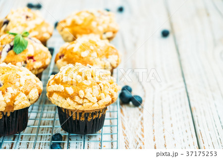 Blueberry muffin 37175253