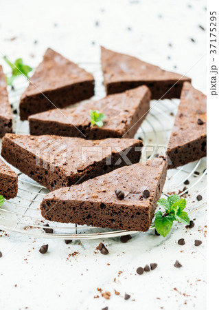 Chocolate brownies 37175295