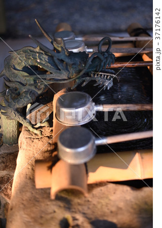 神社の手水舎 37176142