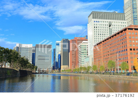 皇居前広場と大手町高層ビル群 37176192