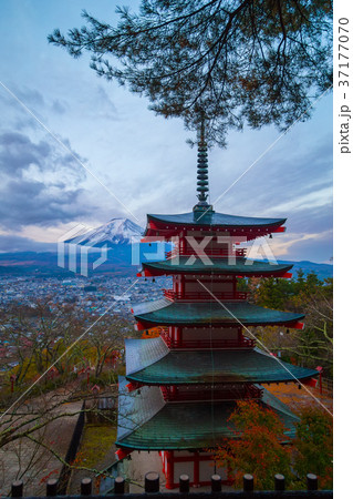 Mt. Fuji with Chureito Pagoda in autumn Mt. Fuji with Chureito Pagoda in autumn 37177070