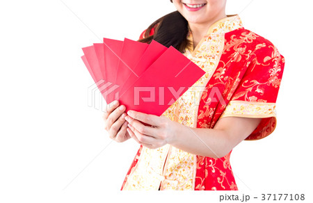 Happy chinese new year. Woman holding red envelope 37177108