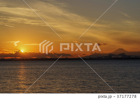 沈む夕日、東京ゲートブリッジ、富士山 沈む夕日、東京ゲートブリッジ、富士山 37177278