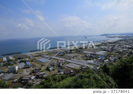四国霊場第32番札所「禅師峰寺」境内から見た太平洋と街並み 四国霊場第32番札所「禅師峰寺」境内から見た太平洋と街並み 37178041