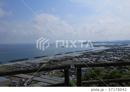 四国霊場第32番札所「禅師峰寺」境内から見た太平洋と街並み 四国霊場第32番札所「禅師峰寺」境内から見た太平洋と街並み 37178042