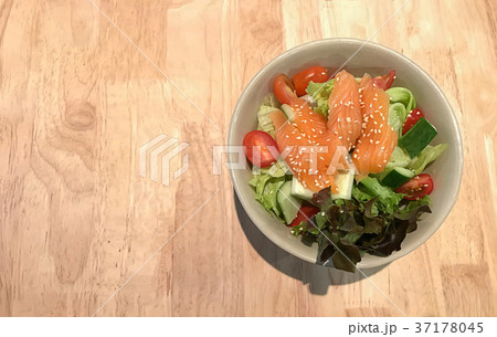healthy salmon salad with lemon dressing 37178045