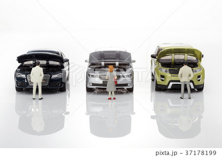 自動車 ミニチュア 人 37178199