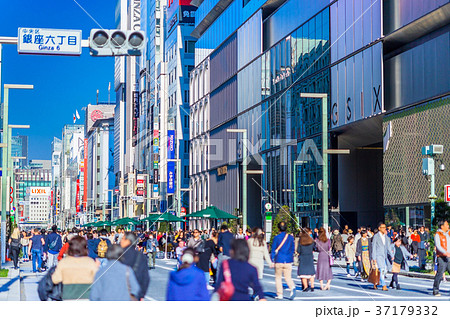 東京 銀座 中央通りの風景 銀座六丁目 の写真素材