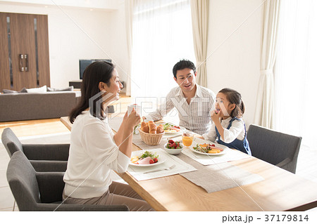 ファミリーイメージ　食卓 37179814