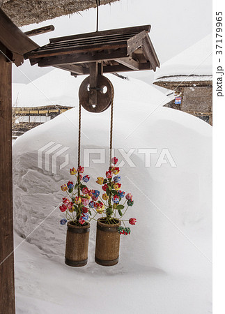 東北の冬景色 宿場町 レトロな風景 釣瓶の桶 イメージ素材 クールジャパン 冬イメージ 東北の冬景色 宿場町 レトロな風景 釣瓶の桶 イメージ素材 クールジャパン 冬イメージ 37179965