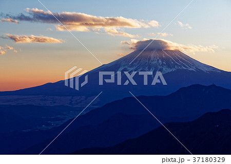 雁ヶ腹摺山から見る夕暮れの富士山 37180329