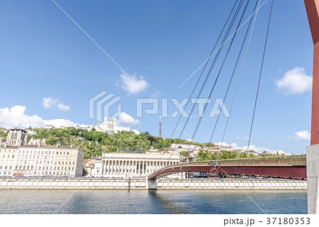 リヨンの街を繋ぐ赤い橋 37180353