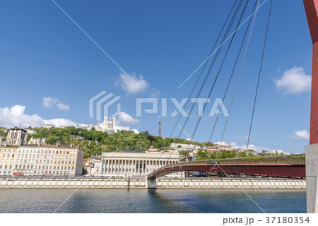 リヨンの街を繋ぐ赤い橋 37180354