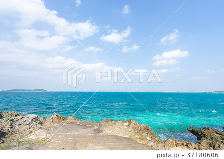 西平安名崎展望台から見る池間大橋と池間島の風景 37180606