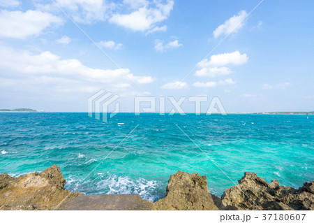 西平安名崎展望台から見る池間大橋と池間島の風景 37180607