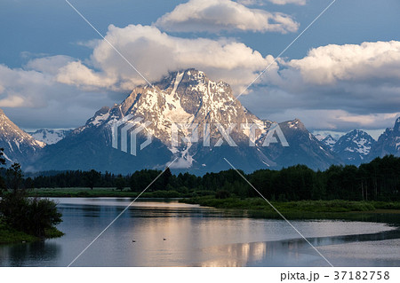 Mountains in Grand Teton National Park at morning 37182758