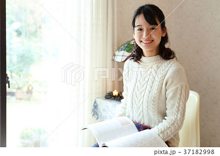 読書をする女の子 読書をする女の子 37182998