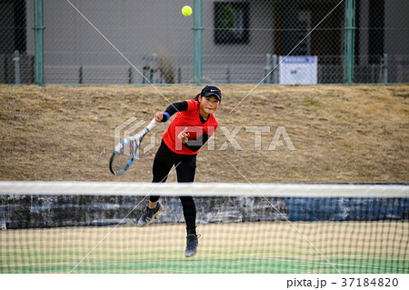 テニスをする女の子 37184820