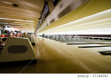 広大なボウリング場 37186093
