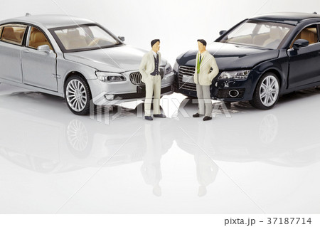 自動車 ビジネスマン 交通事故 37187714