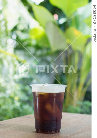 Sparkling Nitro Cold Brew Coffee in take away cup. 37188064