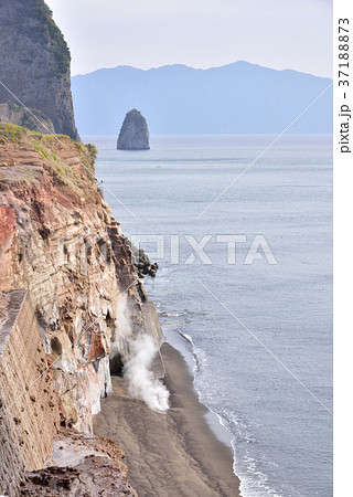 開聞岳山麓風景 伏目海岸 砂浜から立ち上る噴気の写真素材