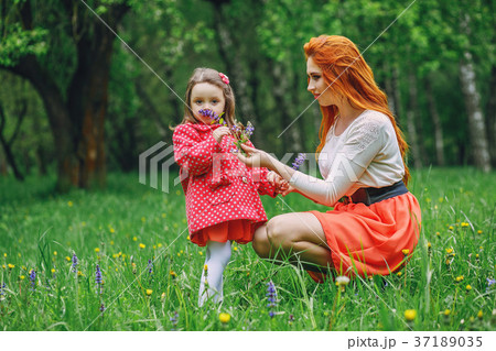 mother with daughter 37189035