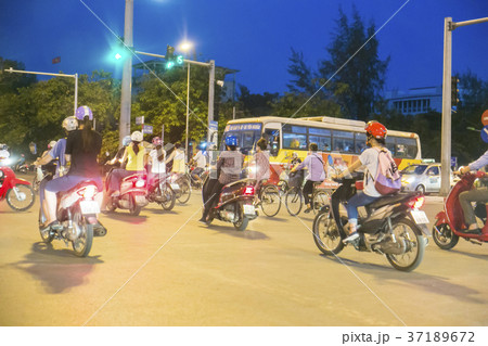 夜のベトナムのバイク風景 夜のベトナムのバイク風景 37189672