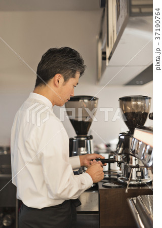 ミドル男性　バリスタ 37190764
