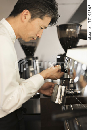 ミドル男性 バリスタ ミドル男性 バリスタ 37191303